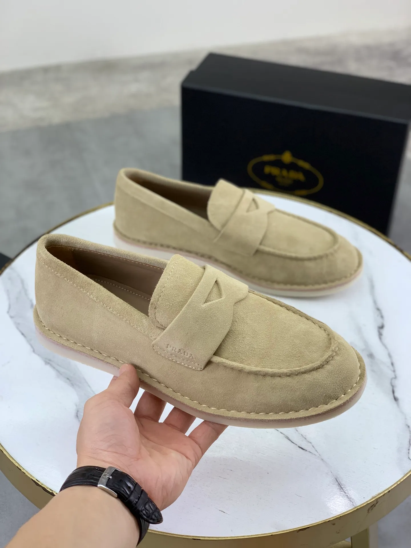 Factory price P740💰Original quality, top version🔱 ＰＲＡＤＡPrada. Men's business casual leather shoes, top quality cow leather. 1:1 shipment ⬆️Luxurious and noble, all made of imported original first-layer fine suede cowhide, just to create a more comfortable wearing experience. Upper: original comfortable open-edge bead-rubbed calfskin ➕Top imported water-dyed full cow lining, original high-end lightweight and comfortable TPU combination bottom ✔️Code number: 39-44 (38 45 Can be customized)